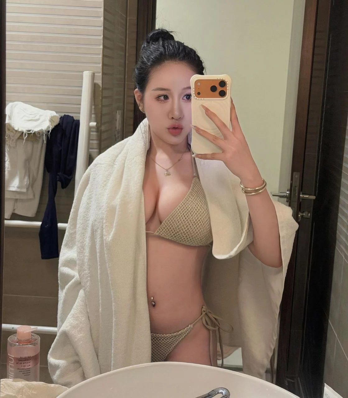 一位穿着舒适又不失优雅，适合漫长夜晚的鞋履的女士